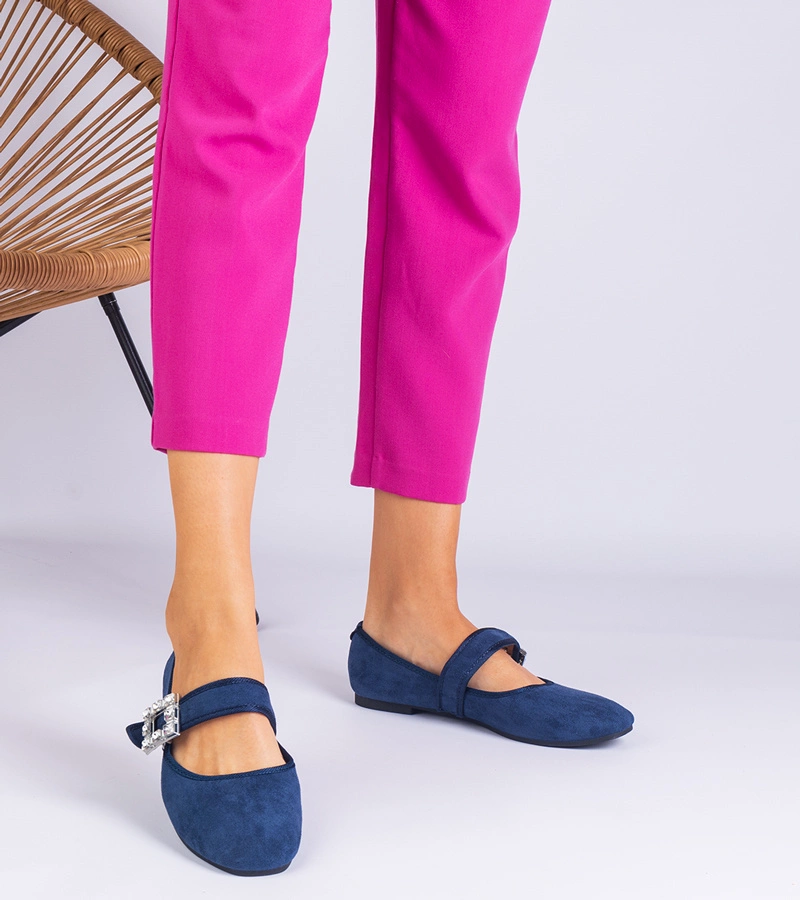Dunkelblaue Ballerinas verziert mit einer Schnalle und Demetra-Kristallen