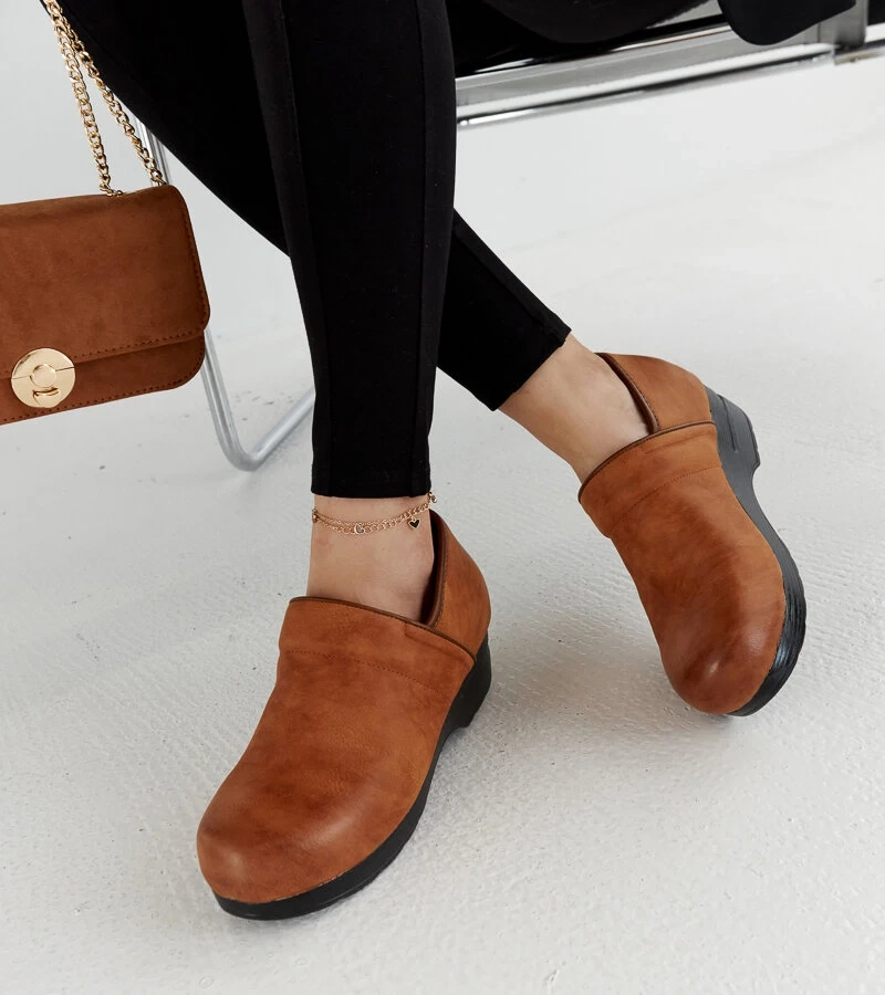 Braune Halbschuhe auf Montoro-Plattform - warmes Braun