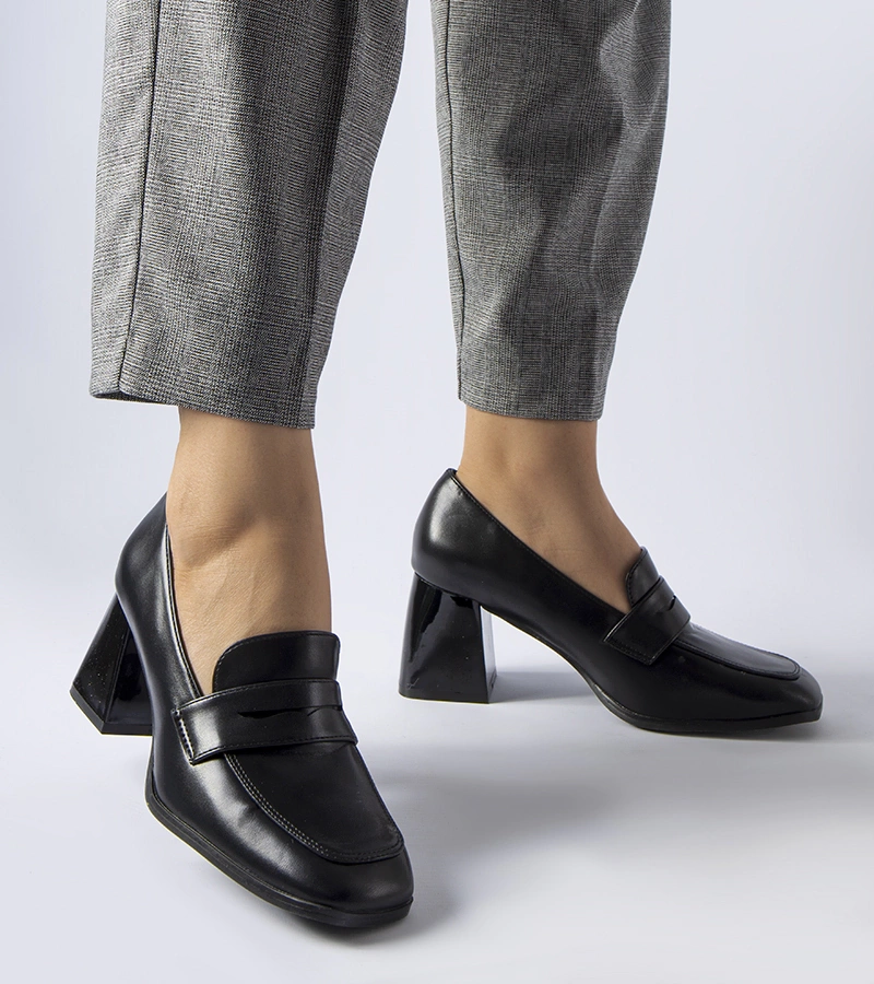 Schwarze Lackpumps auf einem Beroide-Absatz