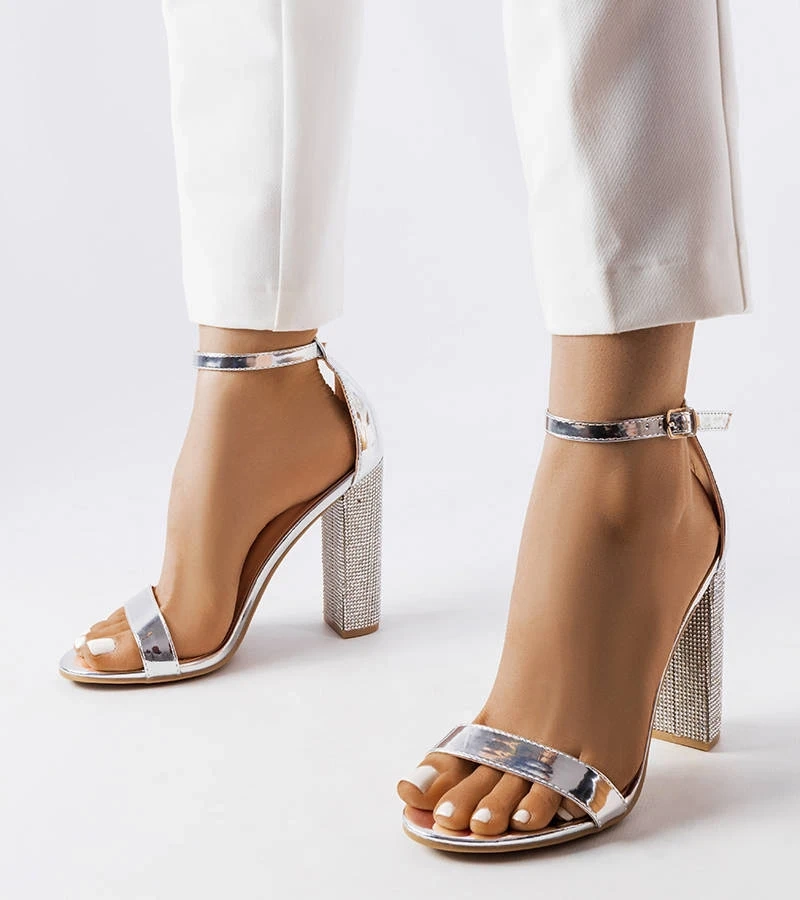 Silberne Sandaletten auf dekorativem Stiel Rette