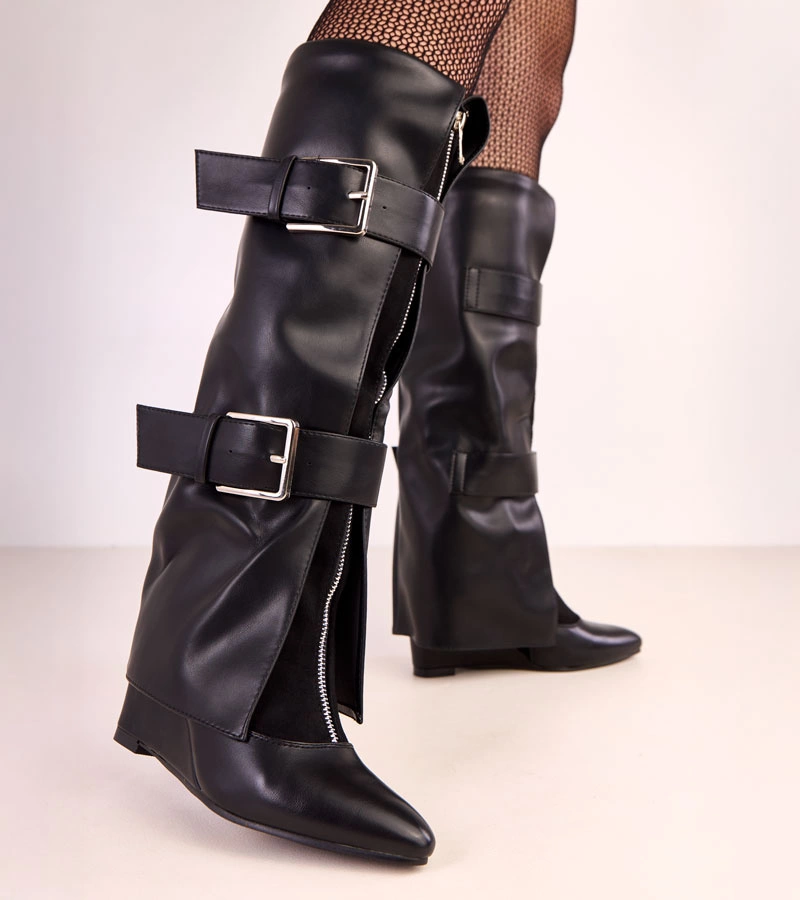 Schwarze Keilstiefel mit Zierschnallen von Toadera