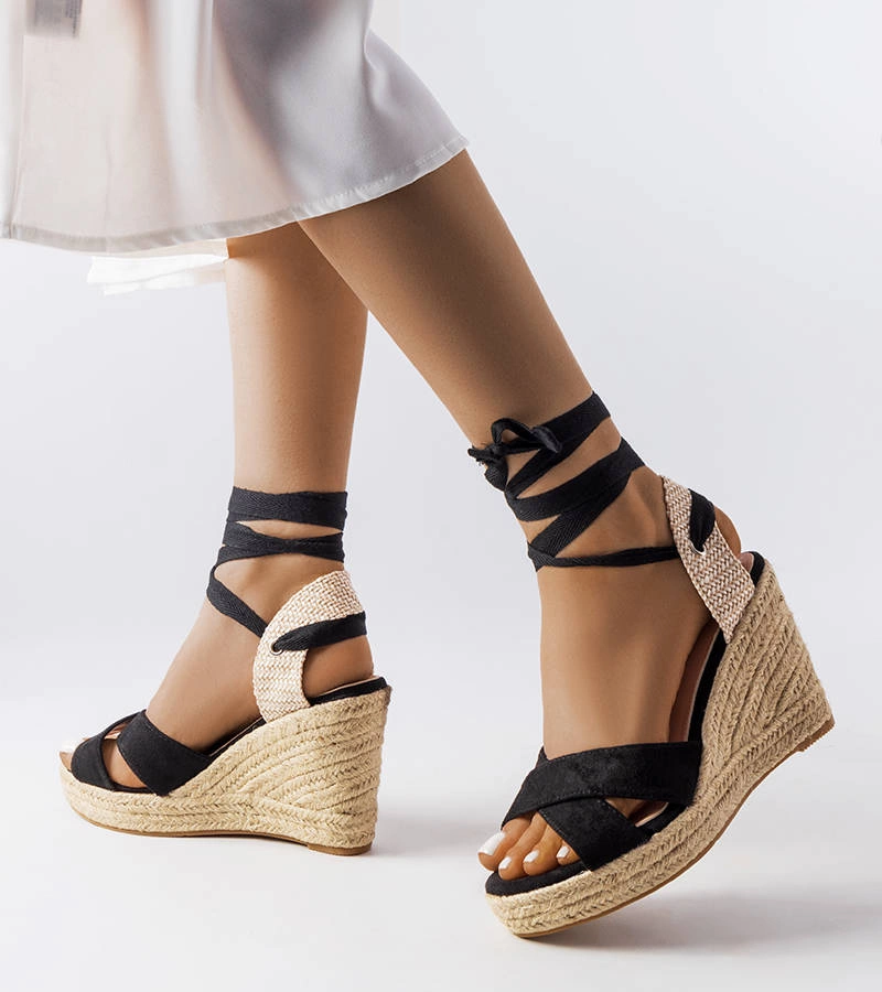 Żółte czółenka na słupku z motywem skóry wężą   Dolores