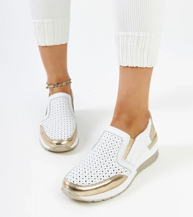 Weiß-goldene durchbrochene Keil-Sneakers von Vernon