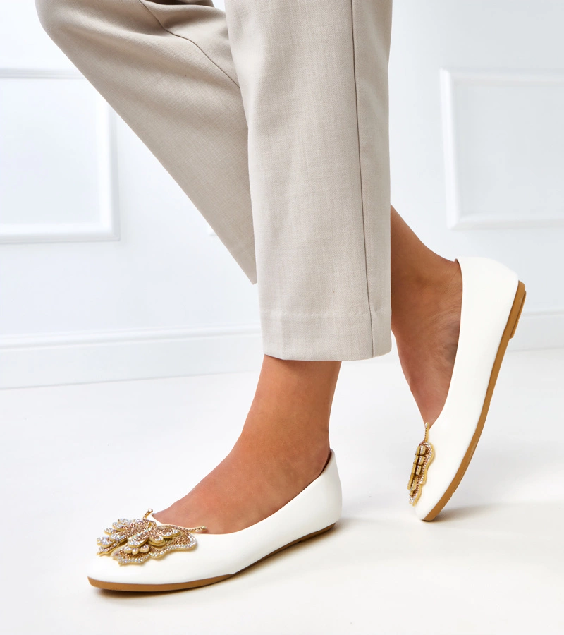 Weiße Ballerinas mit dekorativem Schmetterling Gruca
