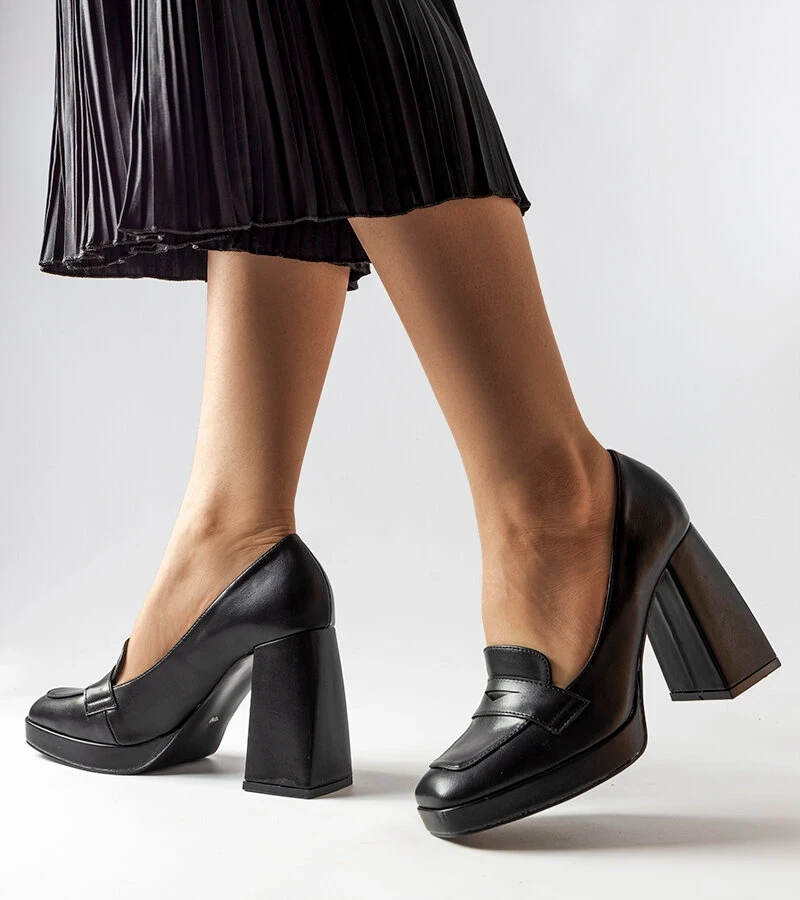 Schwarze High-Heel-Pumps von Inès