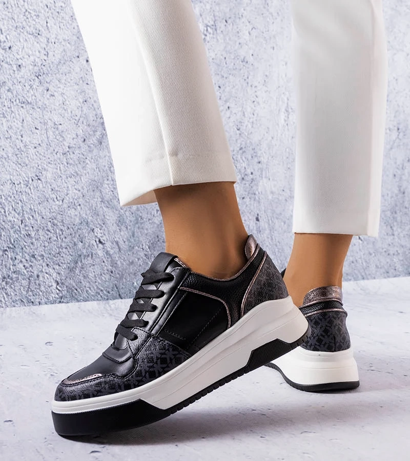 Schwarze Sneakers mit Grandbois-Monogramm verziert