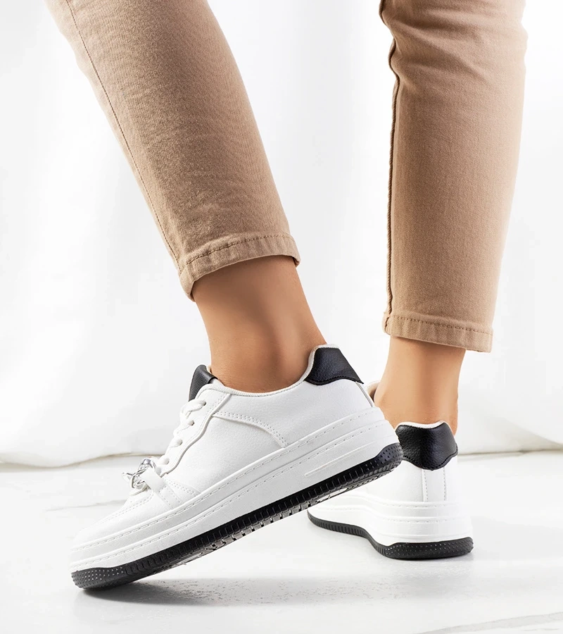 Weiße Sneakers mit Kettchen von Maring