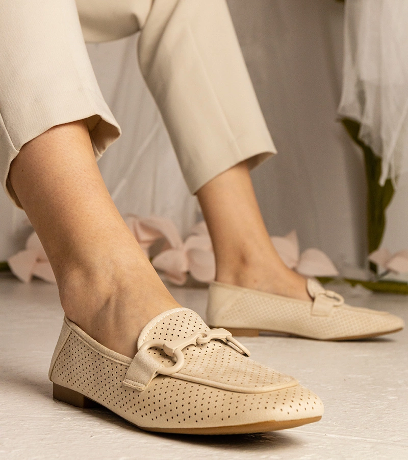 Beige Damen-Loafer mit Lochmuster und Verzierung Mensory