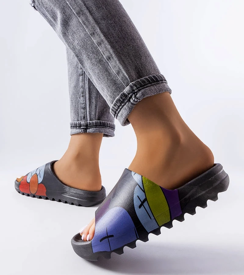 Schwarze Pantoletten mit Profil und Lindale-Aufdrucken