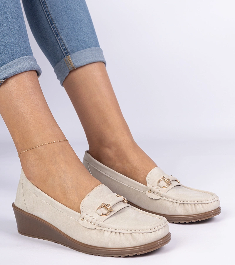Damen Mokassins in Beige mit Keilabsatz und matter Oberfläche Sambada