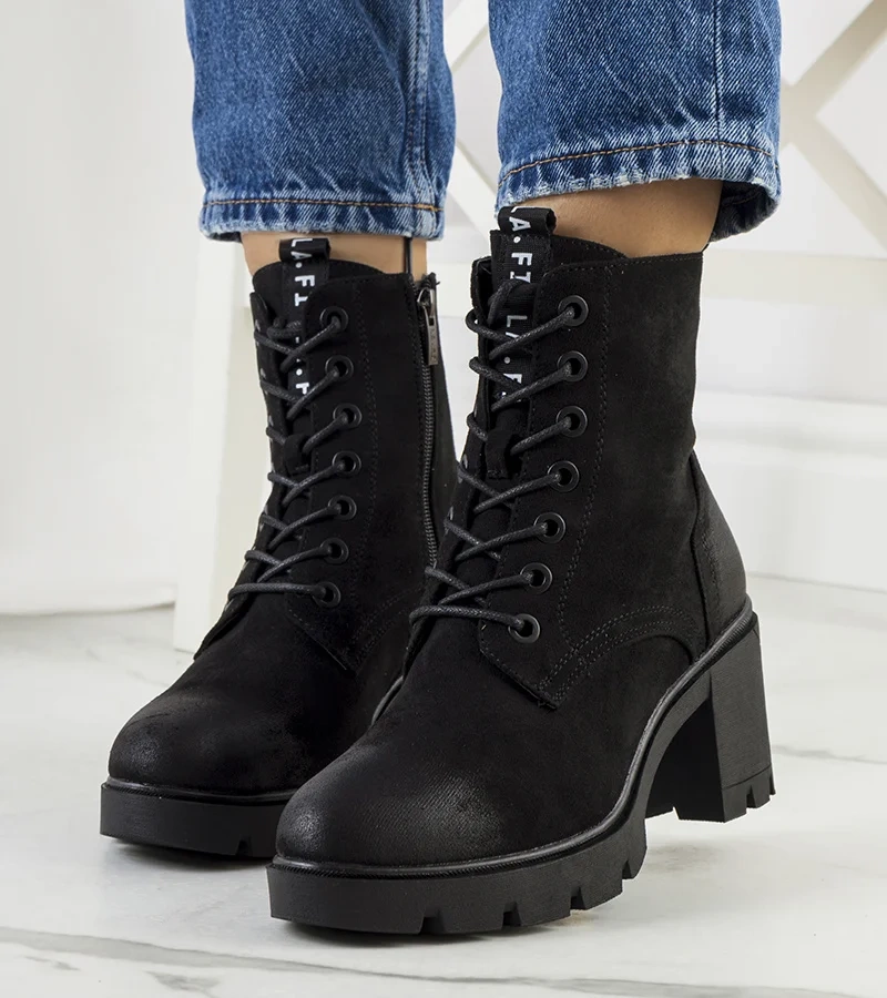 Schwarze Wildleder-Stiefeletten mit Absatz von Chichig