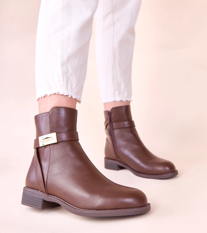Braune klassische Stiefeletten mit goldener Verzierung am Riemen Nefera