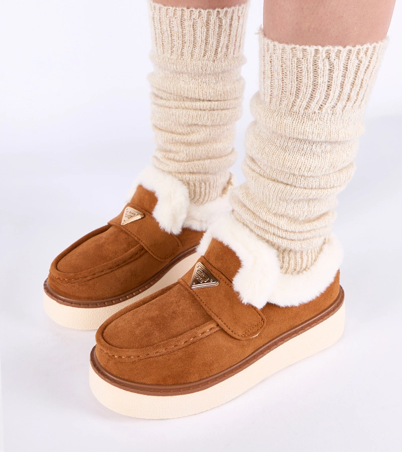 Braune, mit Fell gefütterte Mokassins Loafy