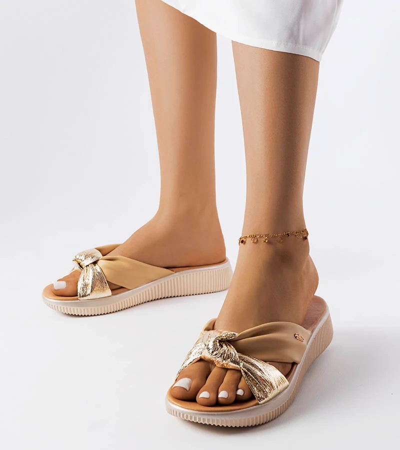 Beige-goldene Luce Keilabsatz Sandalen