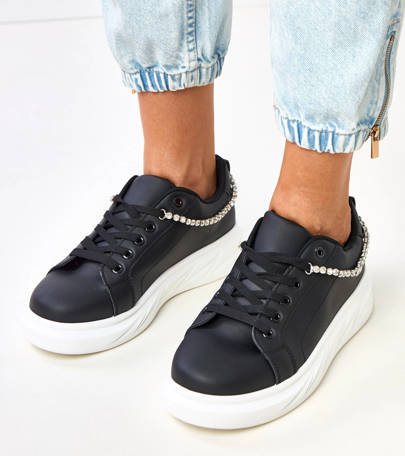 Schwarze Plateausneaker mit Zierkette Tina