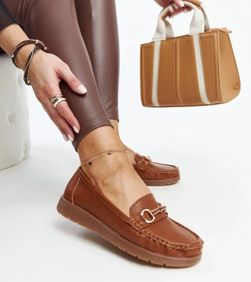Braune Mokassins mit Schnalle von Anisah
