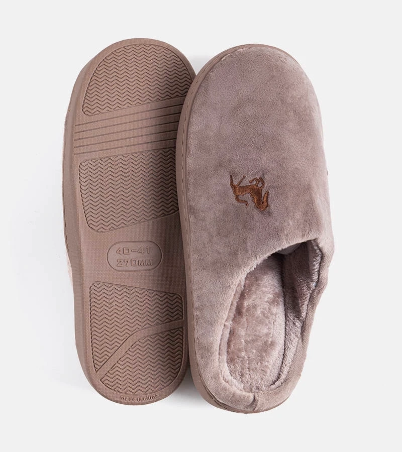 Braune Herrenhausschuhe Presse