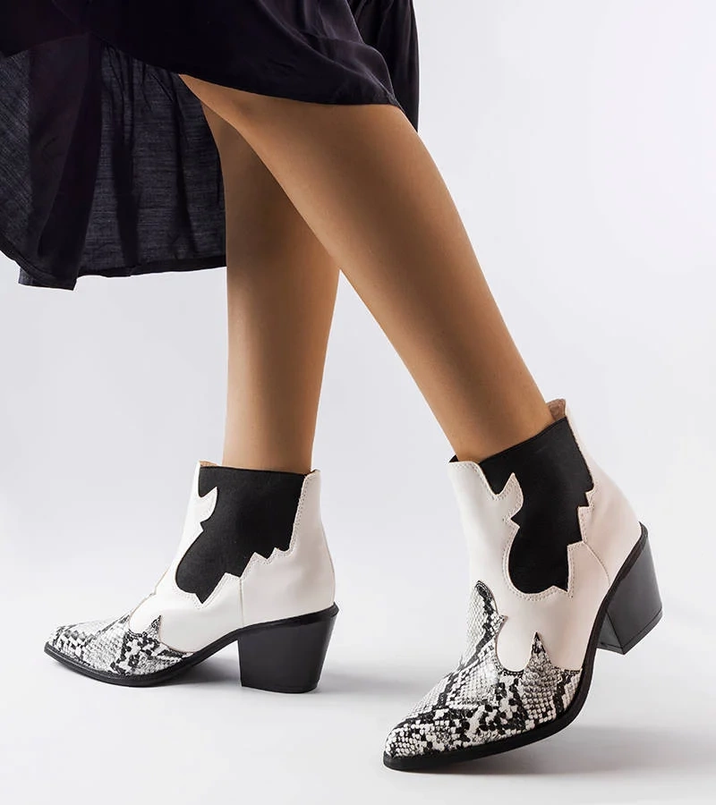 Weiße, gefütterte Cowboy-Stiefel mit Goulet-Schlangenmotiv