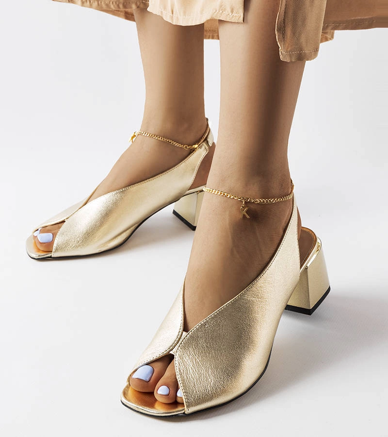 Goldene Stilettos von Karino