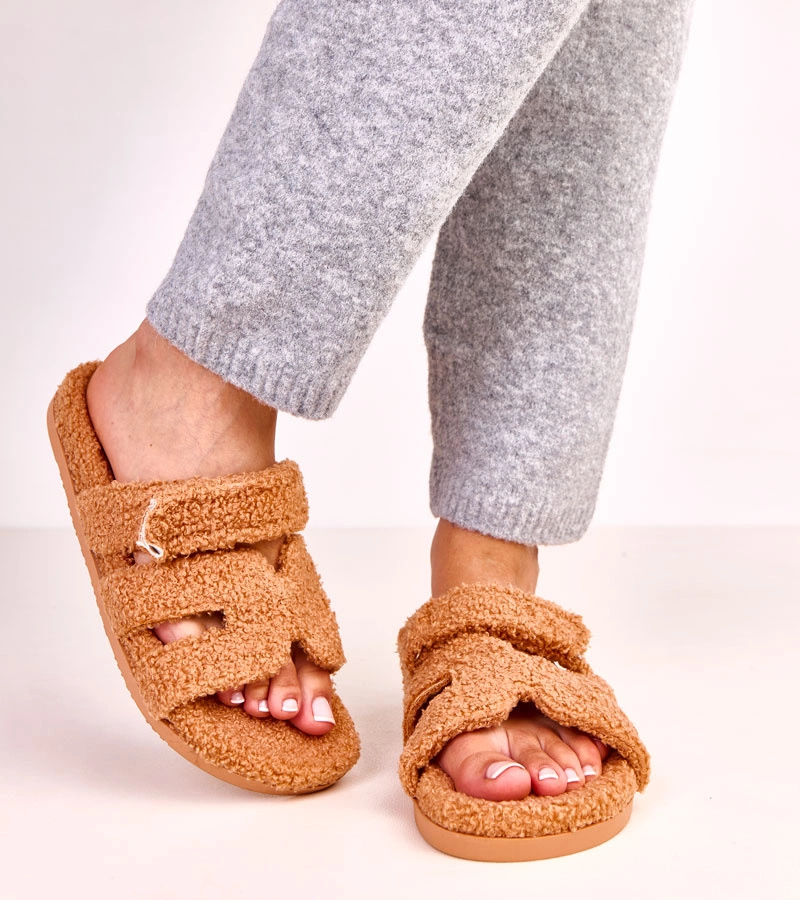 Hellbraune Fellpantoffeln mit offenem Zehenbereich Greigan