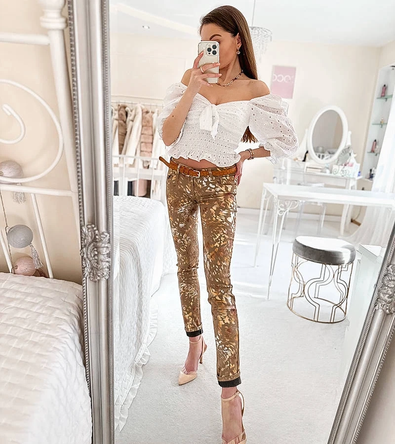 Beigefarbene Hosen mit goldenem Leopardenmuster von Lévesque