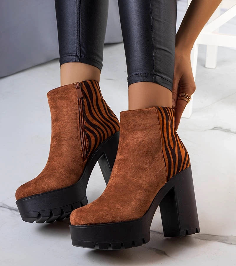 Braune Stiefeletten mit hohem Absatz von Khalid