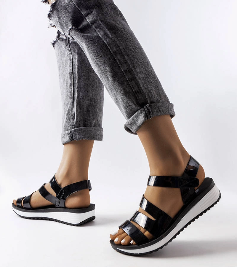 Schwarze lackierte Plateausandalen von Dizi