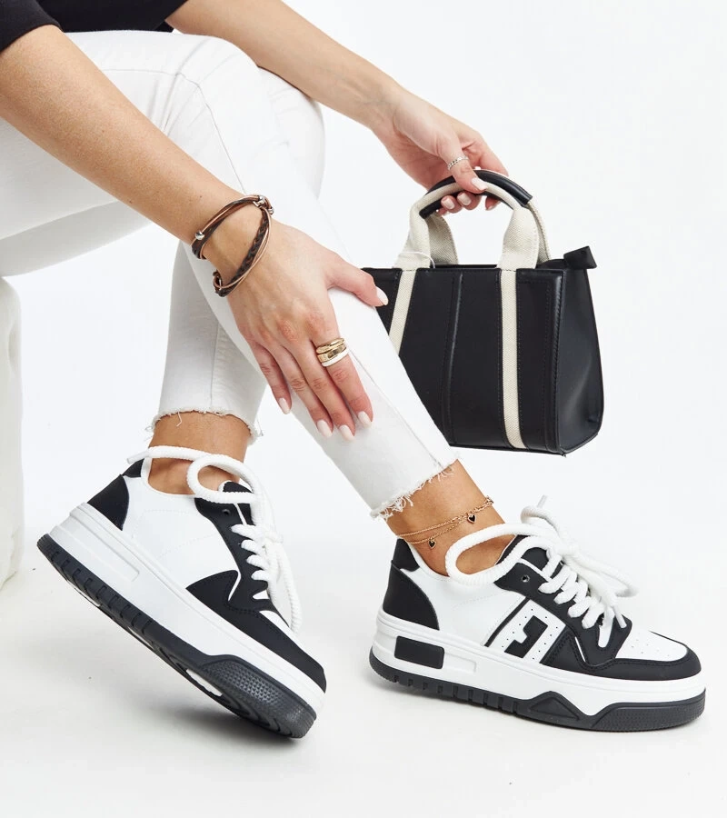 Schwarz-weiße Sneakers mit dicker Sohle Galit
