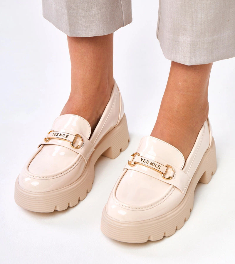 Beige Lackmokassins mit Verzierung Kidane