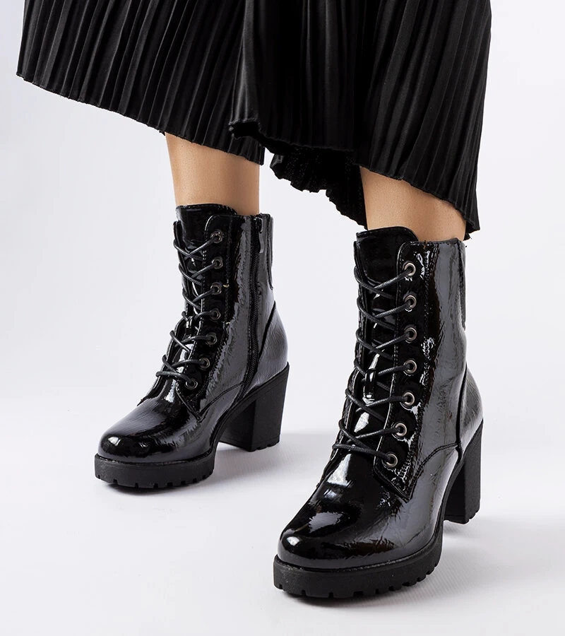 Schwarze gefütterte Stiefeletten auf einem Pfosten Lanza