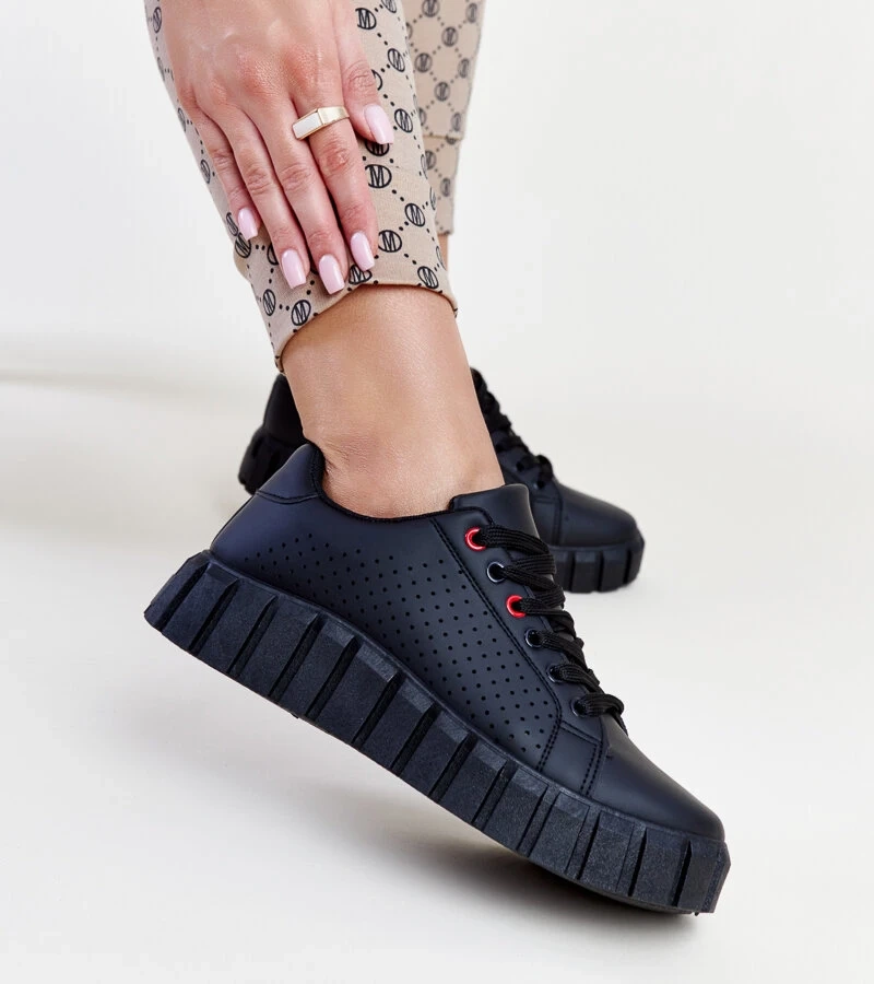 Schwarze Sneakers mit massiver Sohle von Nesibe