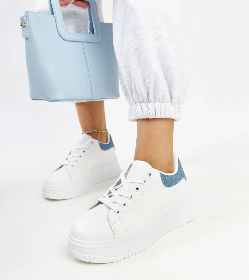 Weiße Sportschuhe auf der Ottavia Plattform