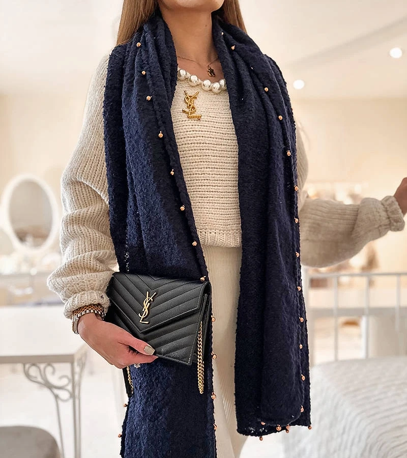 Marineblauer Schal mit goldenen Perlen von Yvonne