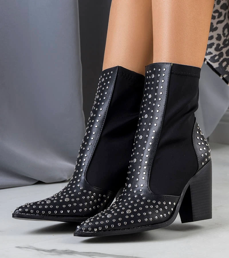 Schwarze Stiefeletten verziert mit Nieten von Orazi