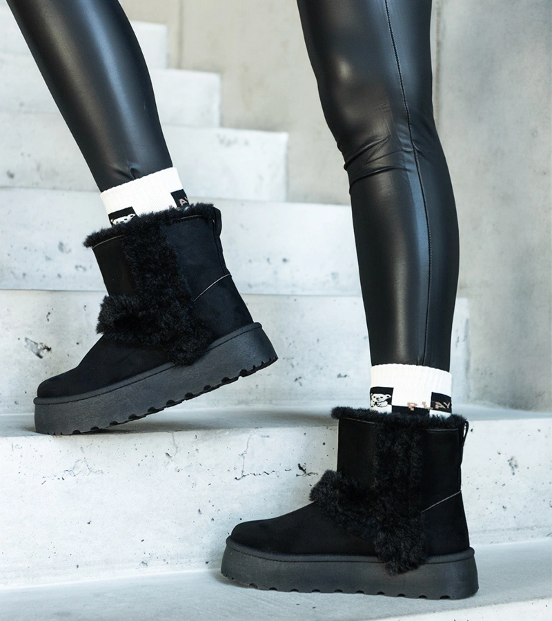 Schwarze Öko-Suede-Stiefel mit Plattform und mit Peters-Fell verziert.
