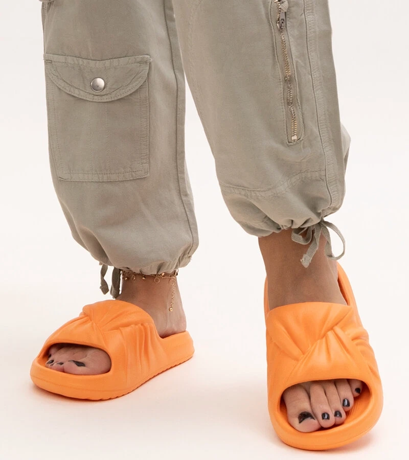 Orangefarbene Cunta-Schaumstoff-Pantoffeln
