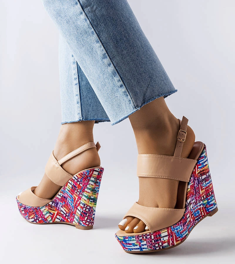 Żółte czółenka na słupku z motywem skóry wężą   Dolores