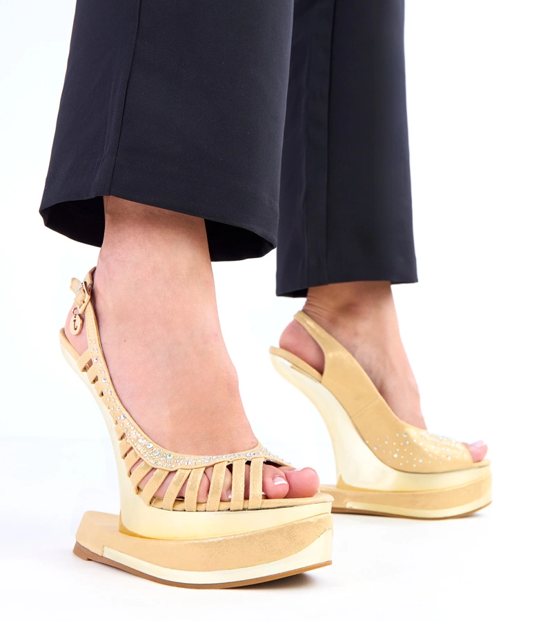 Goldene Sandalen mit Zirkonia auf futuristischem Absatz Kenni