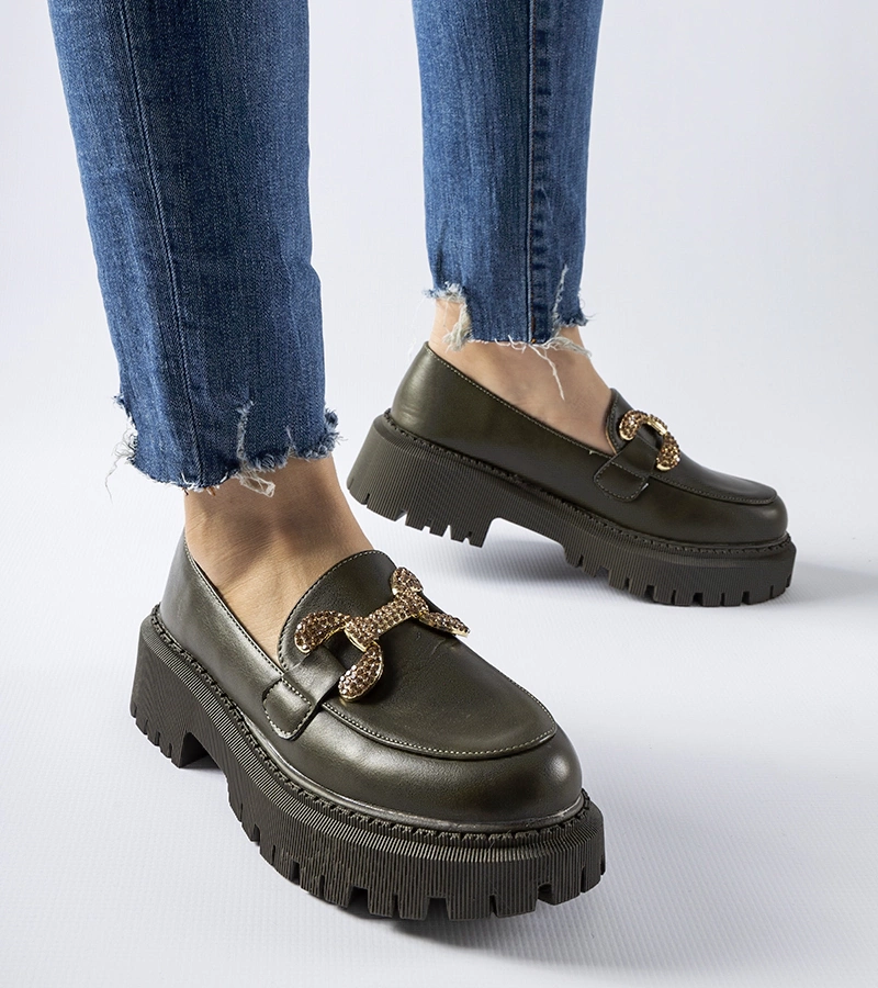 Grüne Mokassins verziert mit Zirkonia von Uzzone