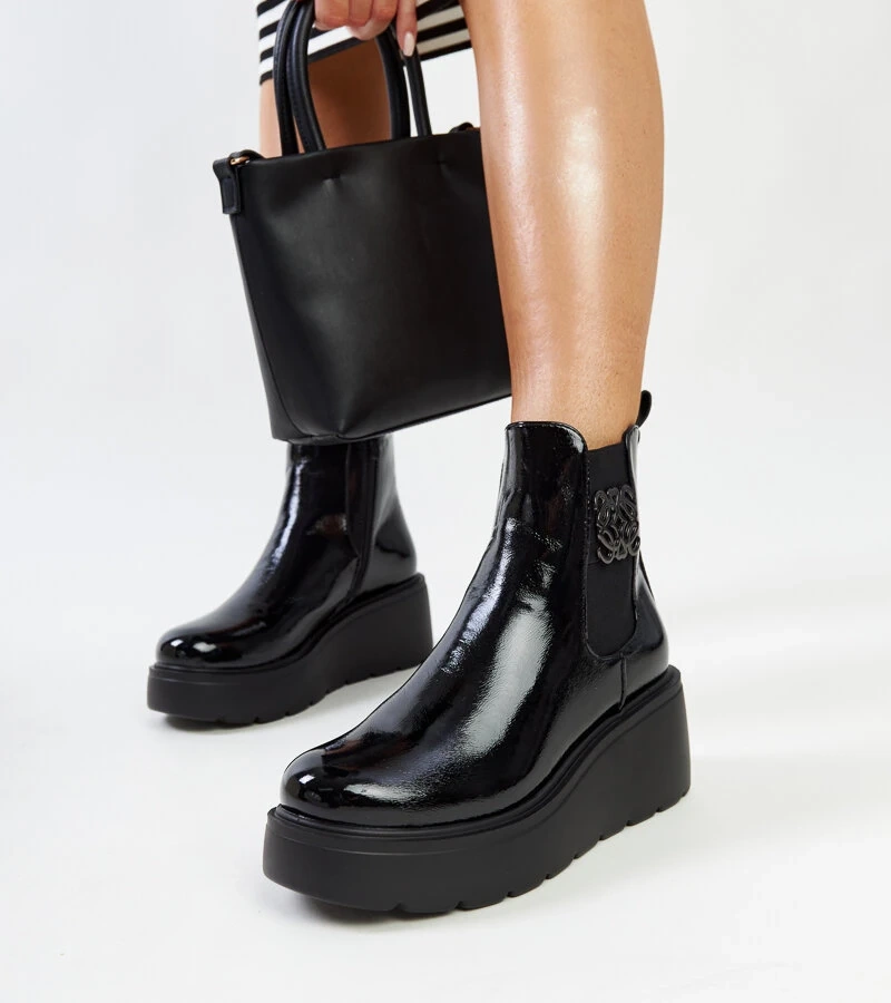 Schwarze, gefütterte Keilabsatz-Stiefeletten aus Lackleder von Sarkis