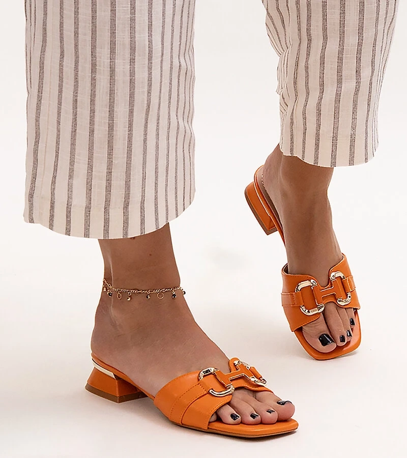 Flache Sandalen mit dekorativer Schnalle von Luara