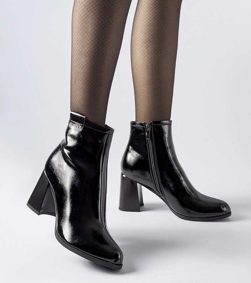Schwarze, gefütterte, lackierte Stiefeletten von Carcare