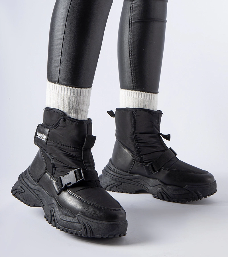 Schwarze gefütterte Schneestiefel mit Klettverschluss von Mernicco