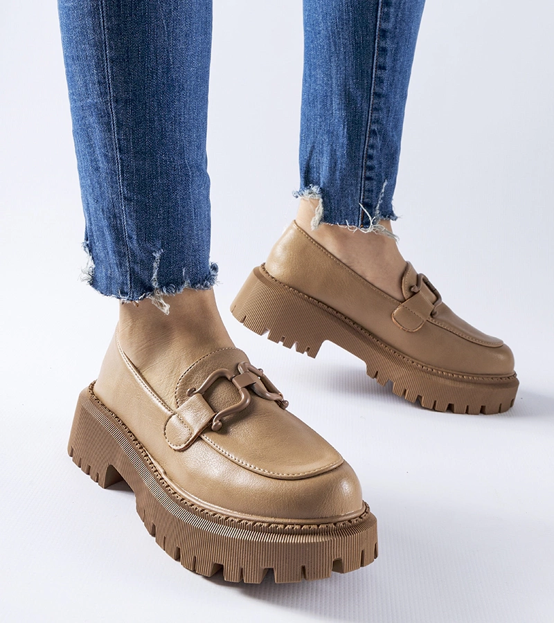 Braune Mokassins verziert mit einer Cava-Schnalle