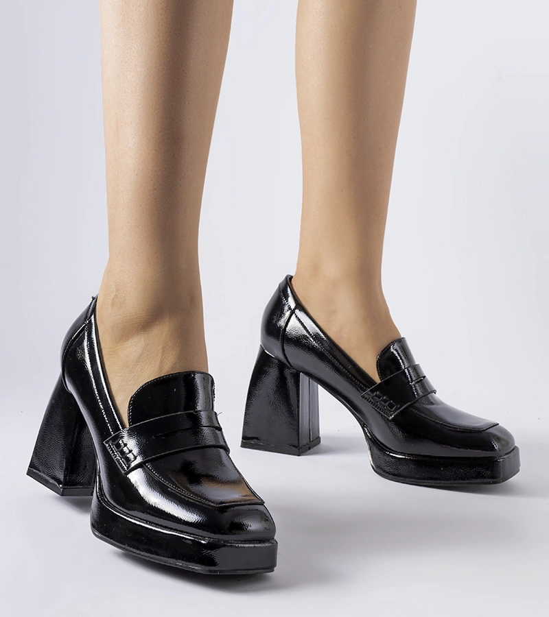 Schwarze lackierte Pumps mit Absatz von West