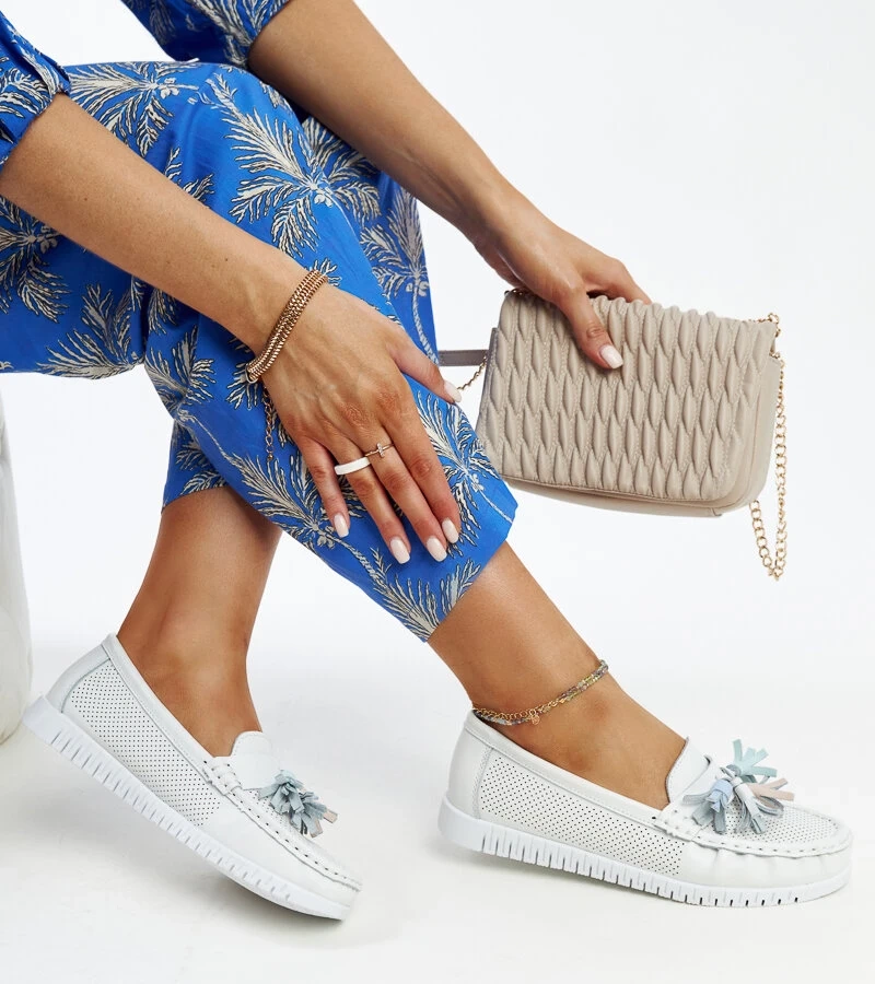 Weiße Leder-Mokassins mit Quasten von Aune