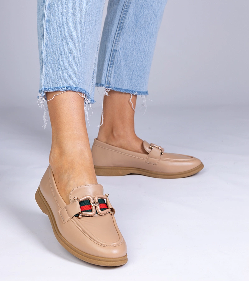 Beige Mokassins aus Kunstleder mit Kalenda-Verzierung