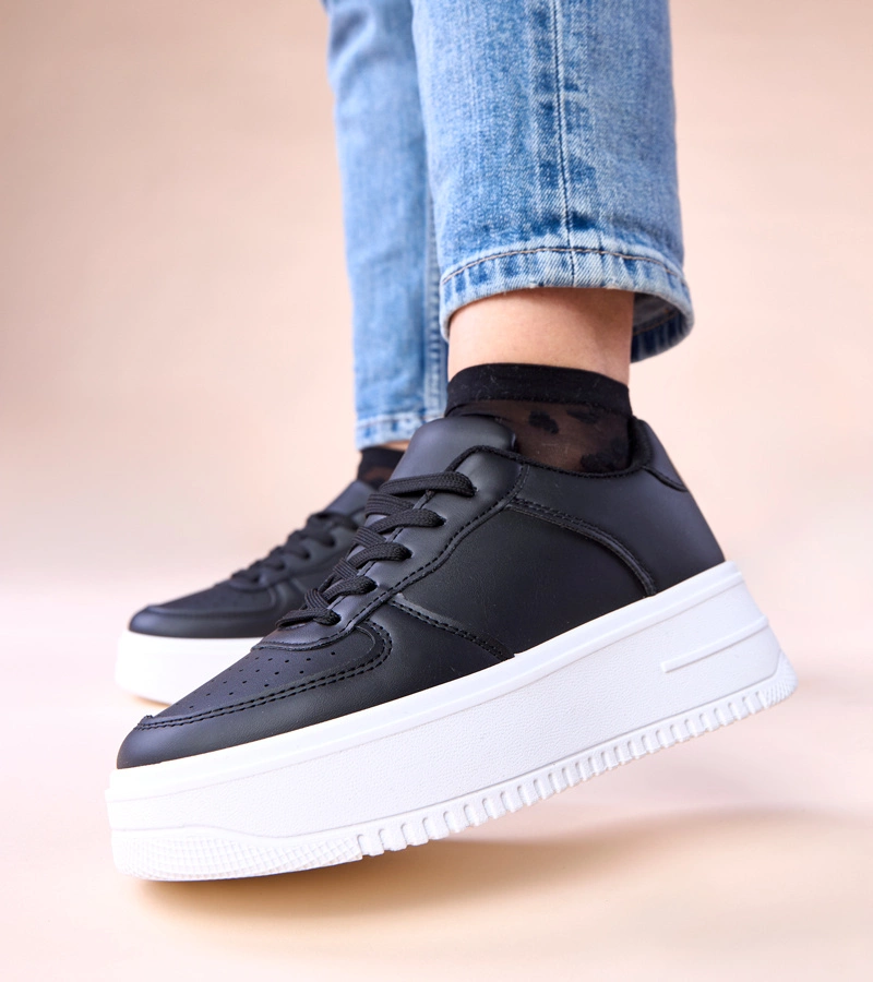 Schwarze Sneaker auf Plateausohle Avita