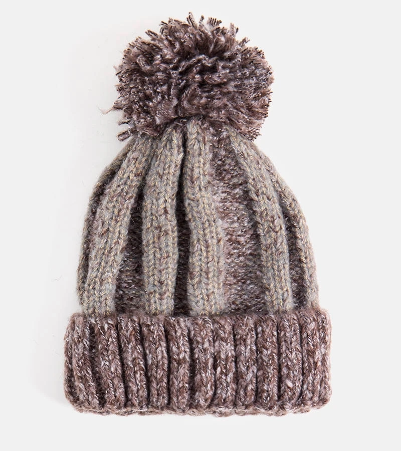 Braune Mütze mit Bommel von Cormil