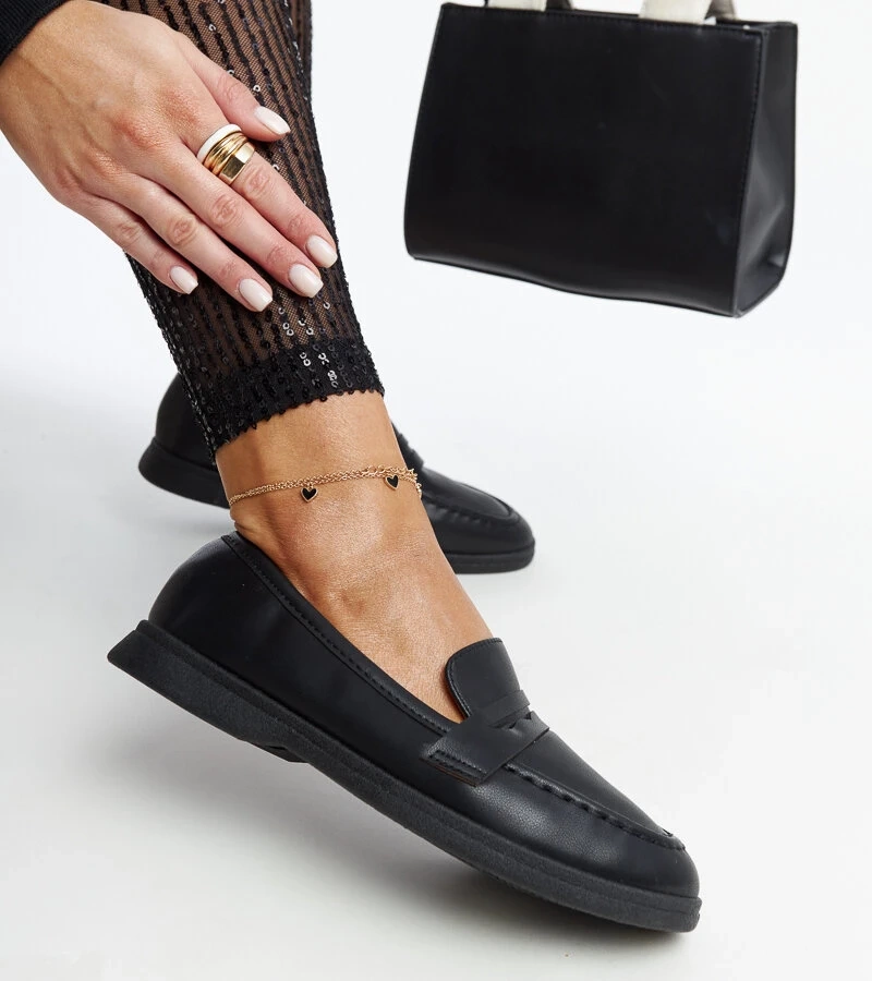 Schwarze klassische Nawrah Mokassins